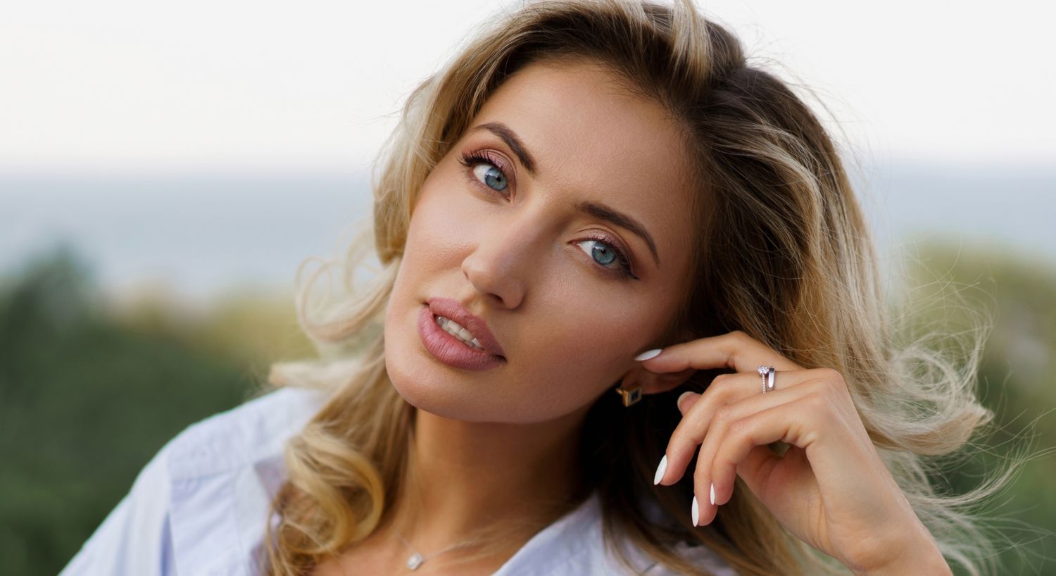 Denver Upneeq model with blonde hair posing outdoors.